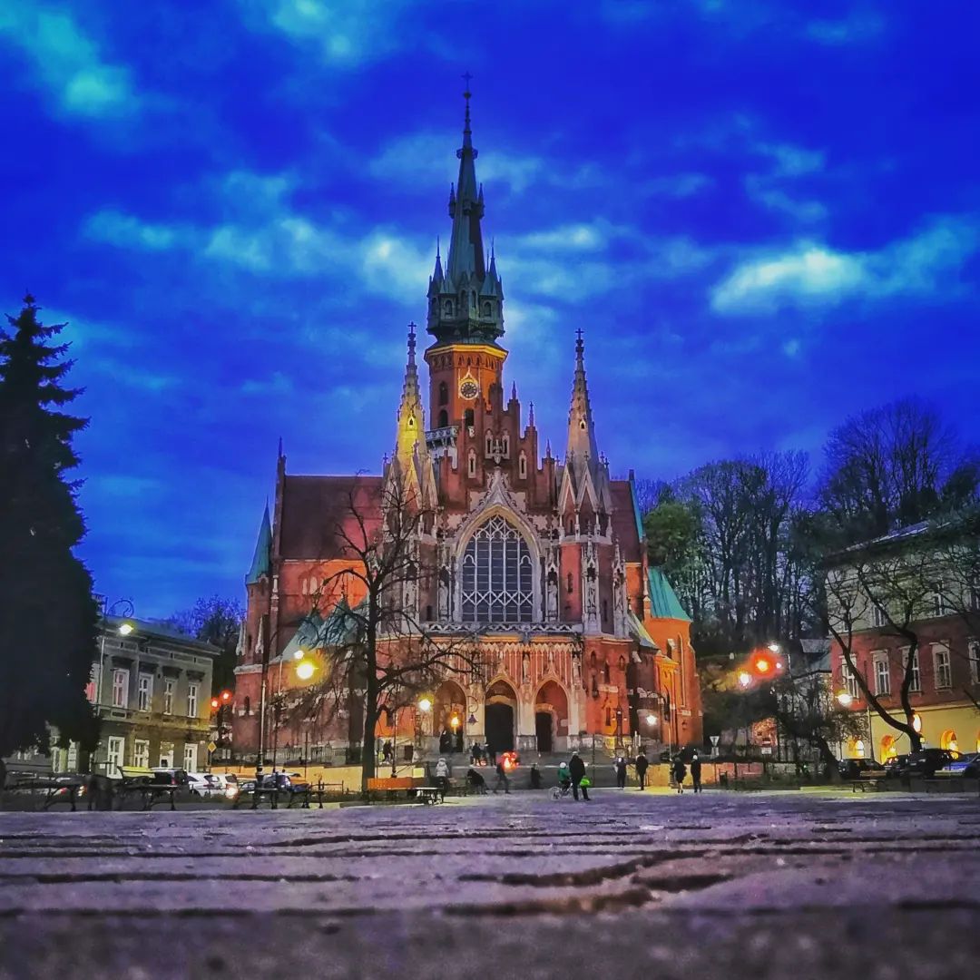 Kościół św. Józefa, Kraków... Místo s úchvatnou atmosférou. On celý Kraków je překrásný.

#poland #krakow #kościół #kostel #church #building #city #polska #nightphotography #travel #cestovani #travelinspiration